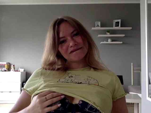 kissMillie webcam