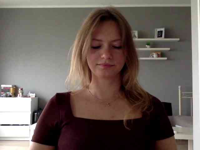 kissMillie webcam