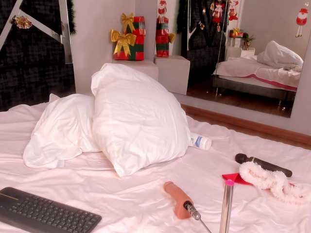 Isa-Jonness's BongaCams show and profile