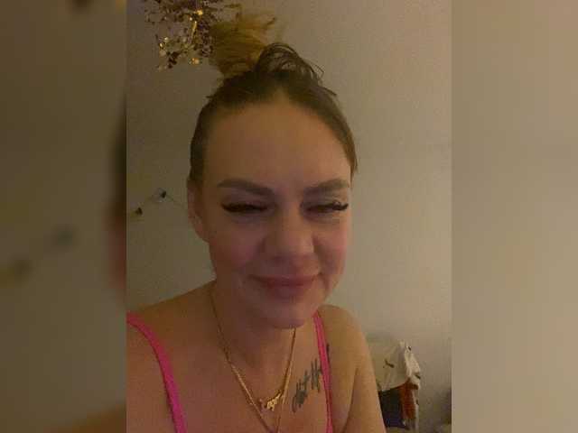 Alicexhoney's BongaCams show and profile