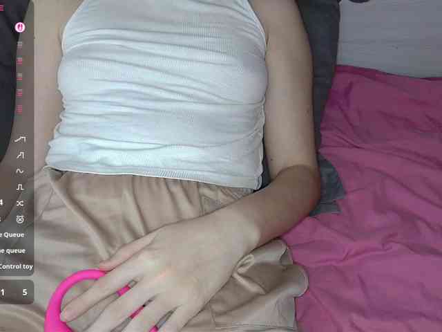 Milkkksheik-981 webcam