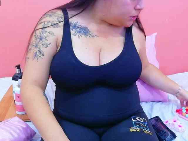 playfulcurvy Live Webcam on BongaCams