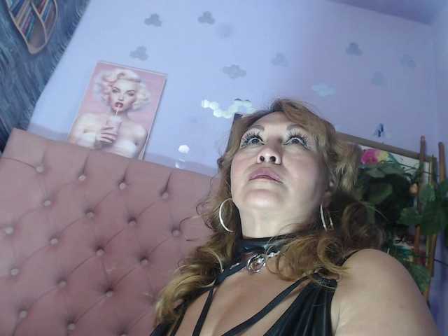 Kazsandra live cam profile