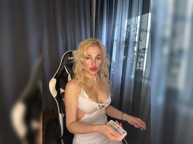Margo77-1's BongaCams show and profile