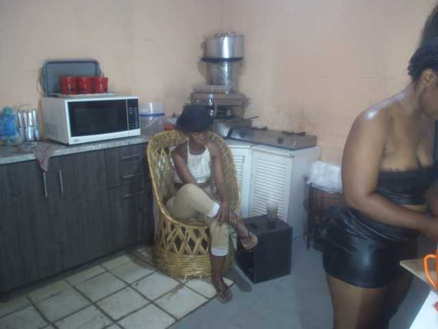 CurvyPear's BongaCams show and profile