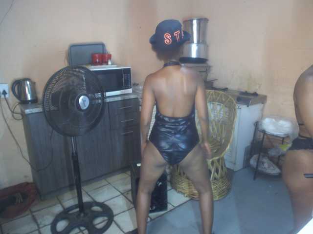 CurvyPear's BongaCams show and profile