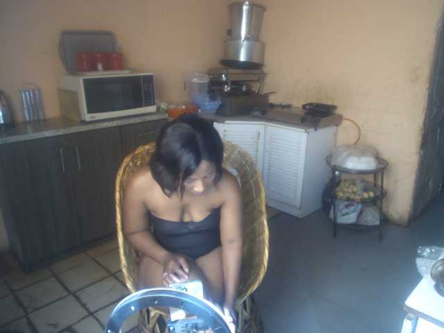 CurvyPear's BongaCams show and profile