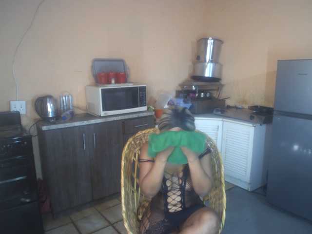 CurvyPear's BongaCams show and profile