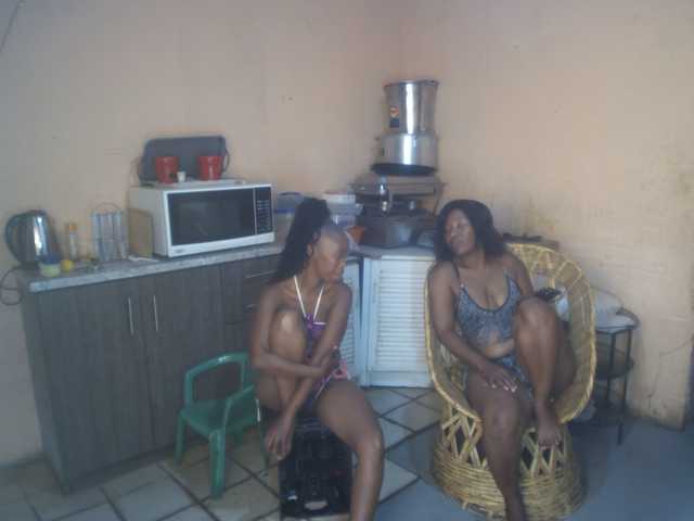 CurvyPear's BongaCams show and profile