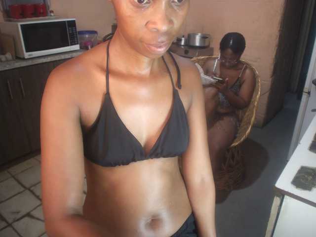 CurvyPear's BongaCams show and profile