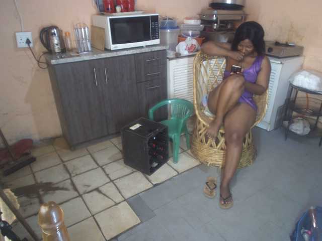 CurvyPear's BongaCams show and profile