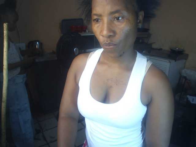 Curvypear Live Cam on BongaCams