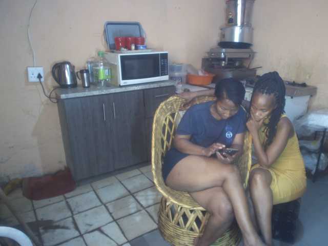 CurvyPear's BongaCams show and profile