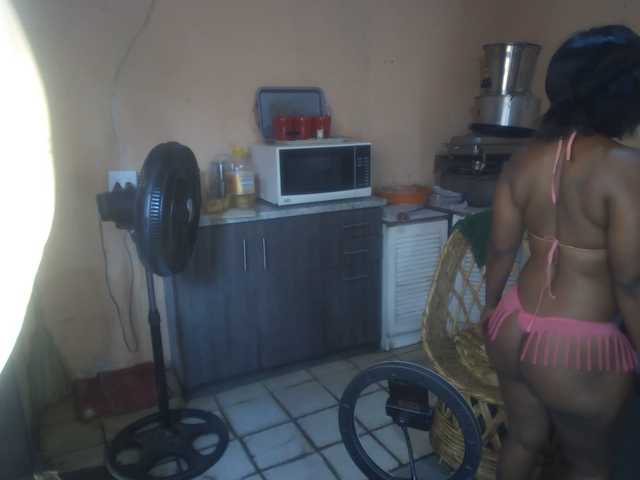 CurvyPear's BongaCams show and profile