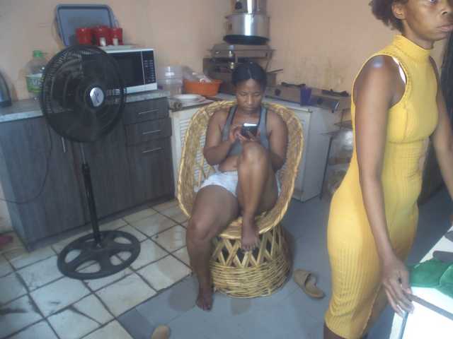 CurvyPear's BongaCams show and profile