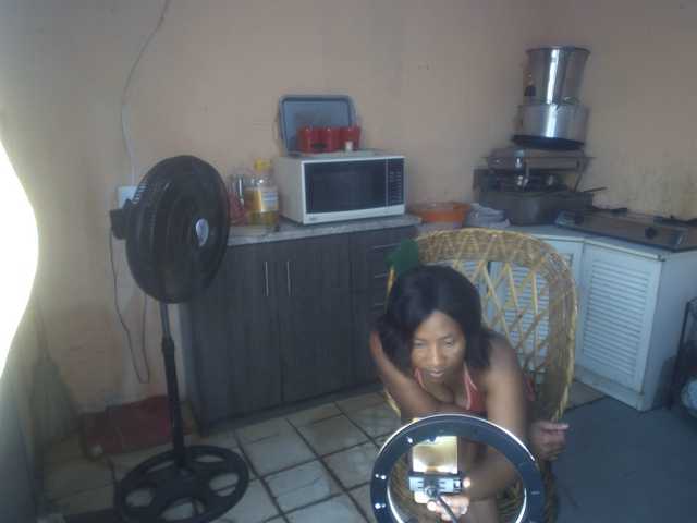 CurvyPear's BongaCams show and profile