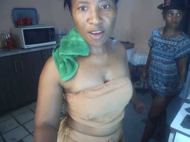 CurvyPear's BongaCams show and profile