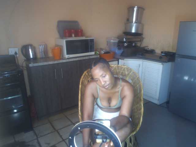 CurvyPear's BongaCams show and profile