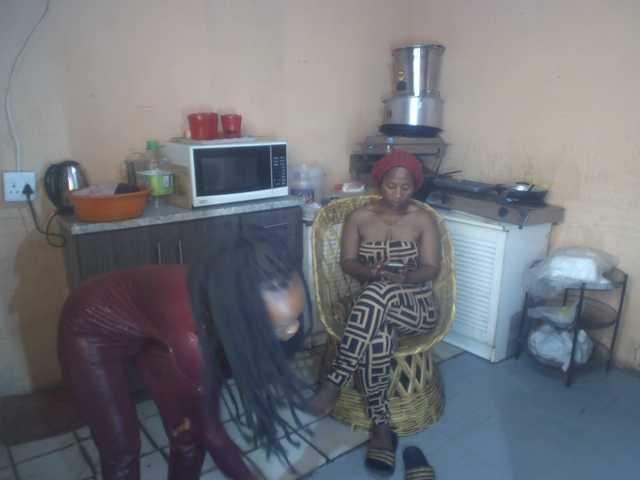 CurvyPear's BongaCams show and profile