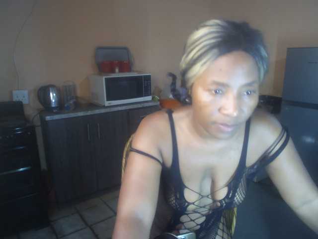 CurvyPear's BongaCams show and profile