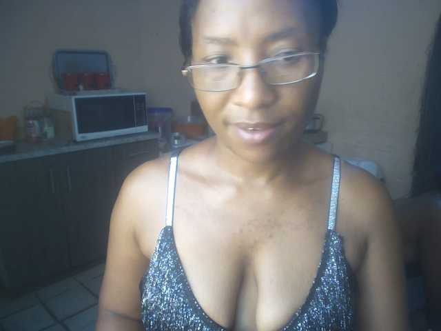 CurvyPear's BongaCams show and profile