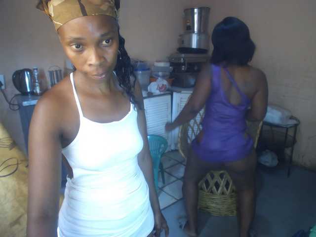 CurvyPear's BongaCams show and profile