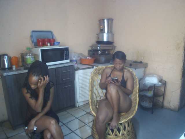 CurvyPear's BongaCams show and profile