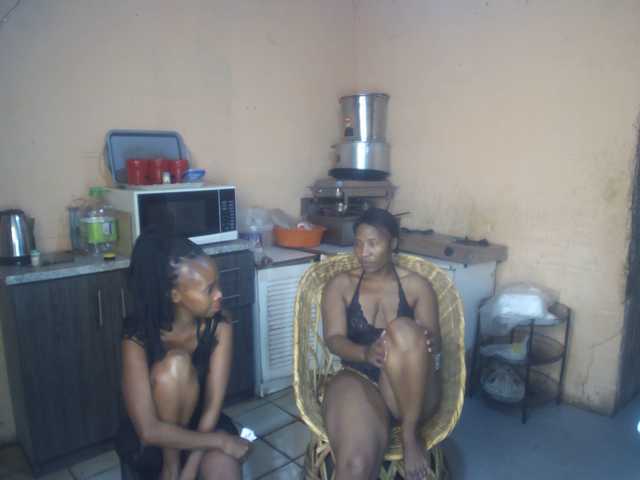 CurvyPear's BongaCams show and profile