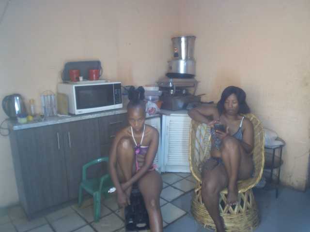 CurvyPear from BongaCams