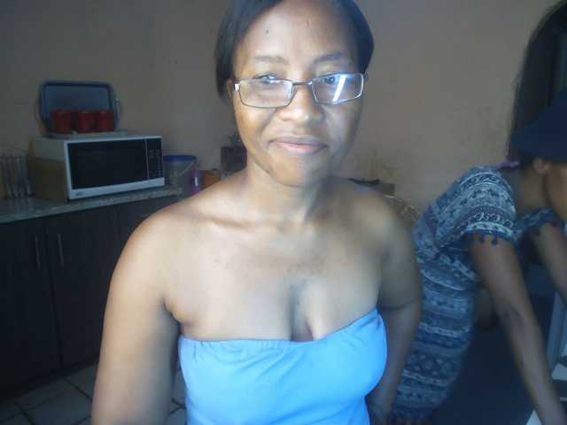 CurvyPear's BongaCams show and profile