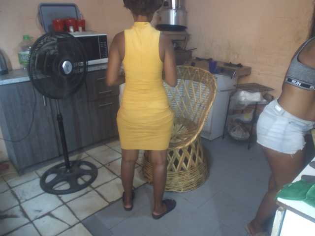 CurvyPear's BongaCams show and profile