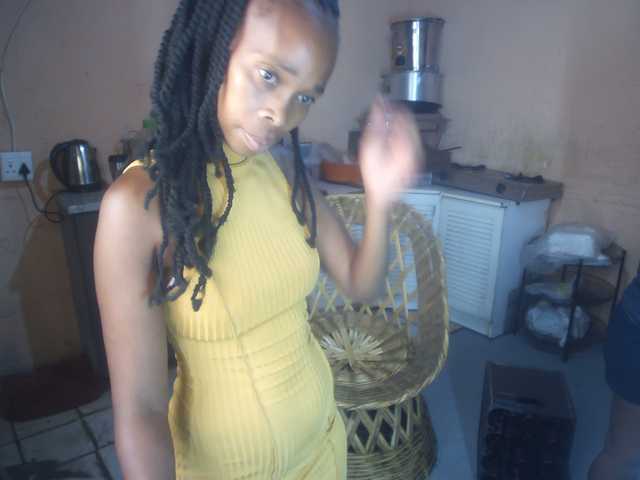 CurvyPear's BongaCams show and profile