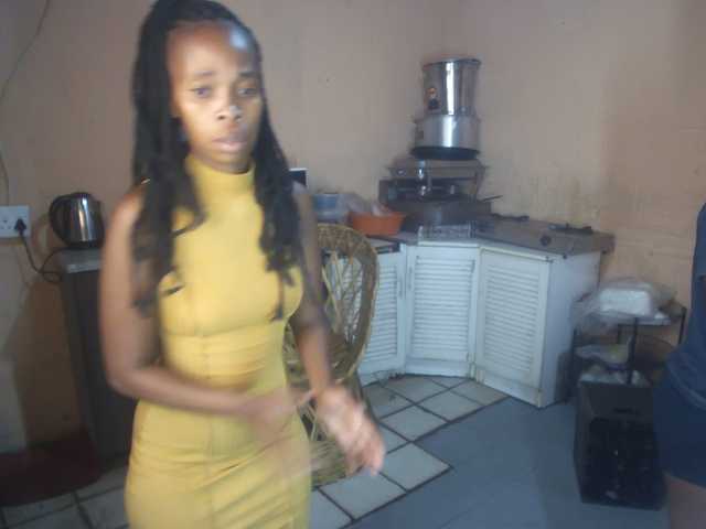 CurvyPear's BongaCams show and profile