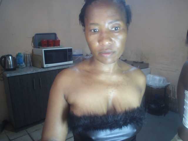 CurvyPear's BongaCams show and profile