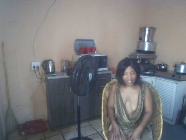 CurvyPear's BongaCams show and profile