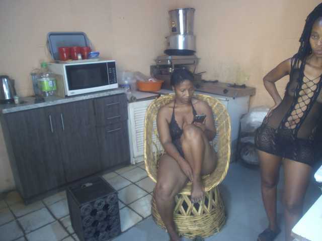 CurvyPear's BongaCams show and profile