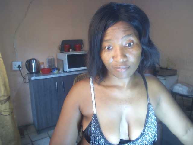 CurvyPear's BongaCams show and profile