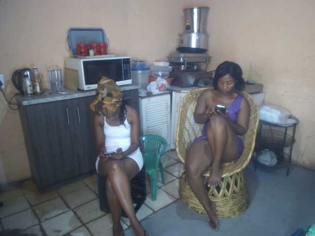 CurvyPear's BongaCams show and profile