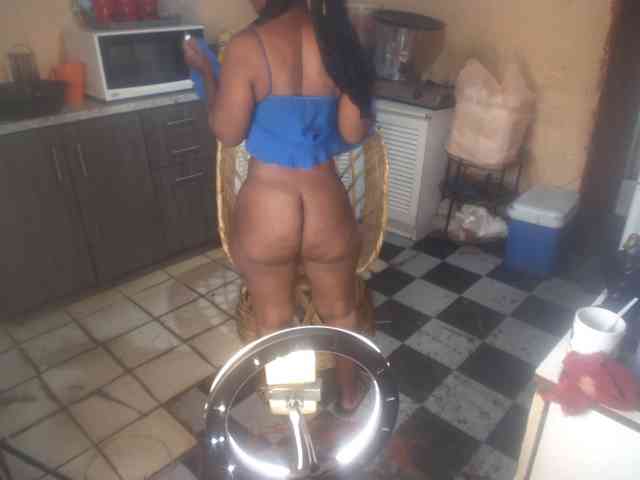 Curvypear webcam