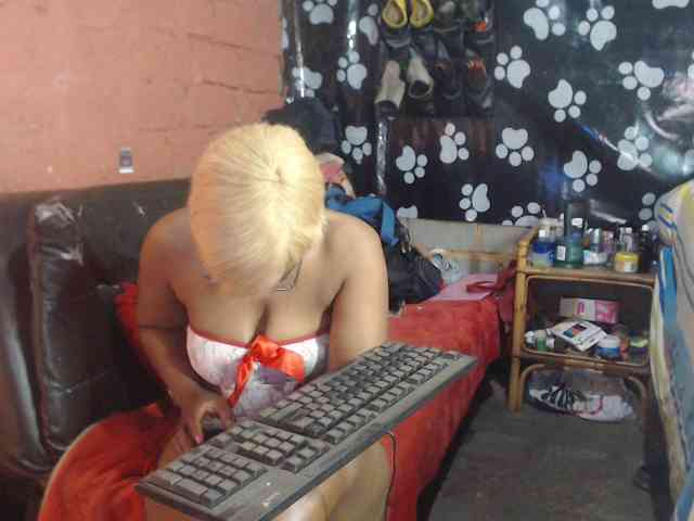 Curvypear webcam