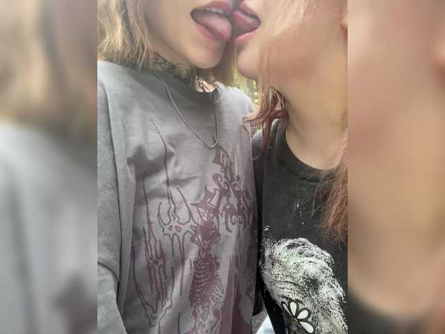 Molly-and-Ewa live cam