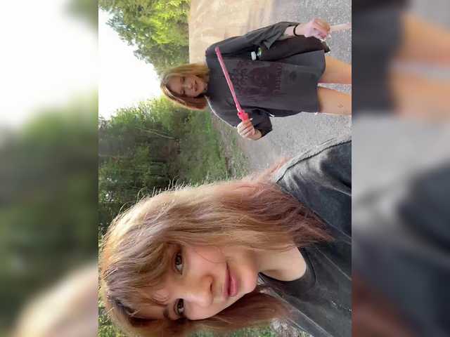 Molly-and-Ewa live cam