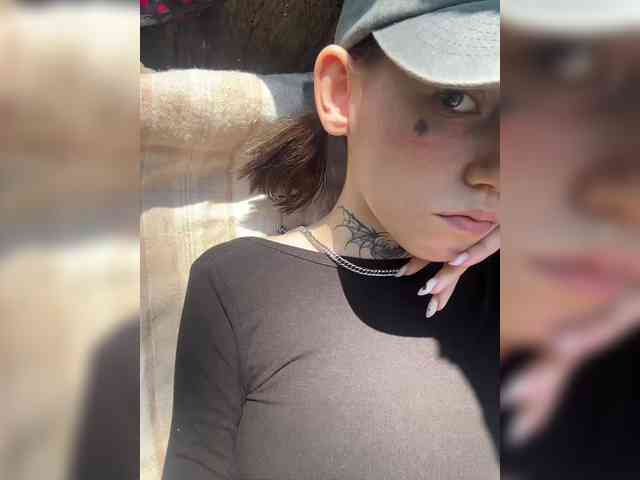 Molly-and-Ewa webcam