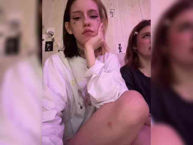 Molly-and-Ewa webcam