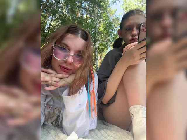 Molly-and-Ewa webcam