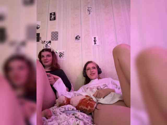 Molly-and-Ewa webcam