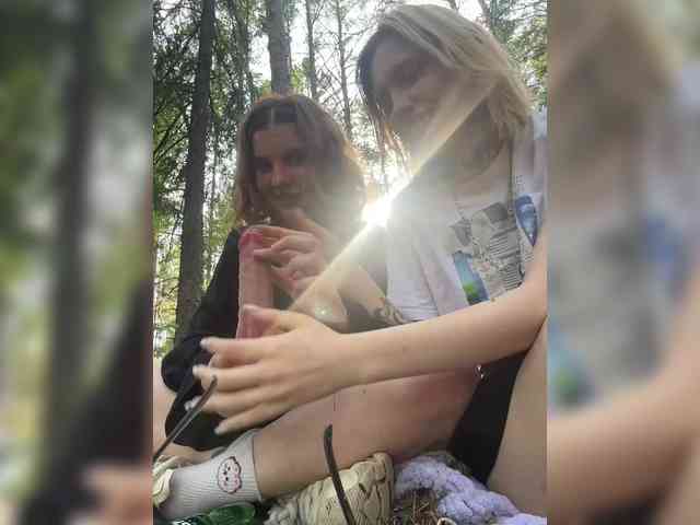Molly-and-Ewa webcam