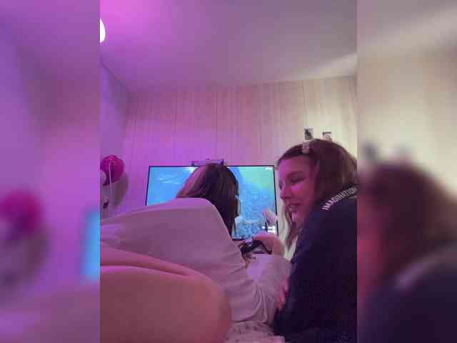 Molly-and-Ewa webcam
