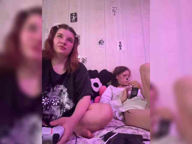 Molly-and-Ewa webcam