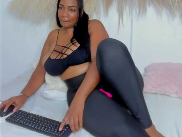 Shakebigass's BongaCams show and profile